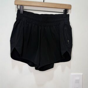 Lululemon Tracker Short V 4" in black
